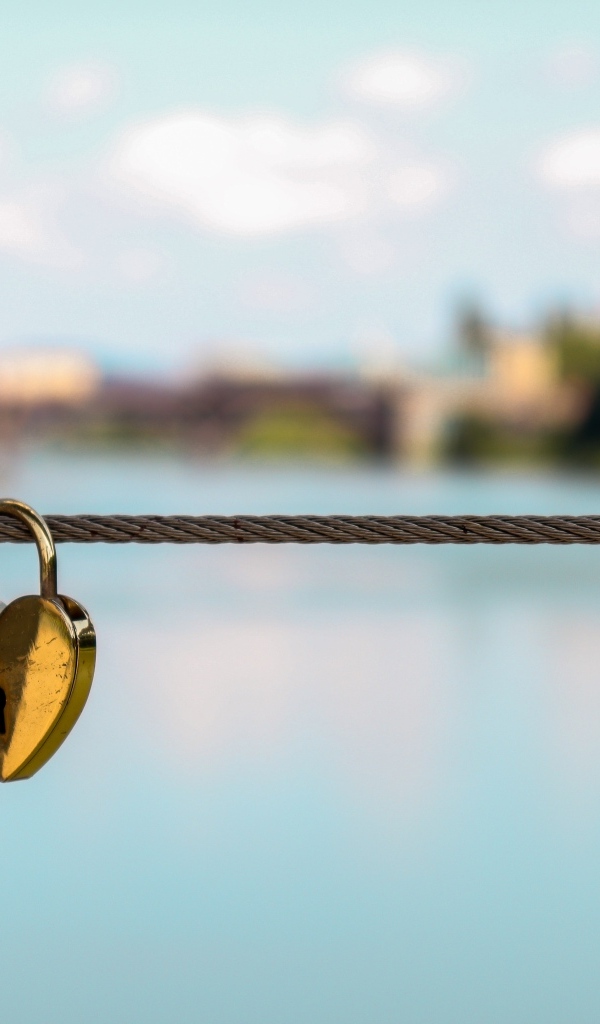 Сердце висит на канате на мосту