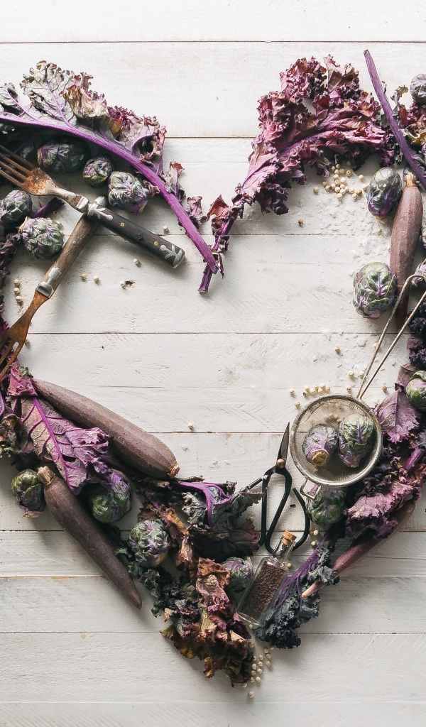 Сердце из овощей на деревянном столе