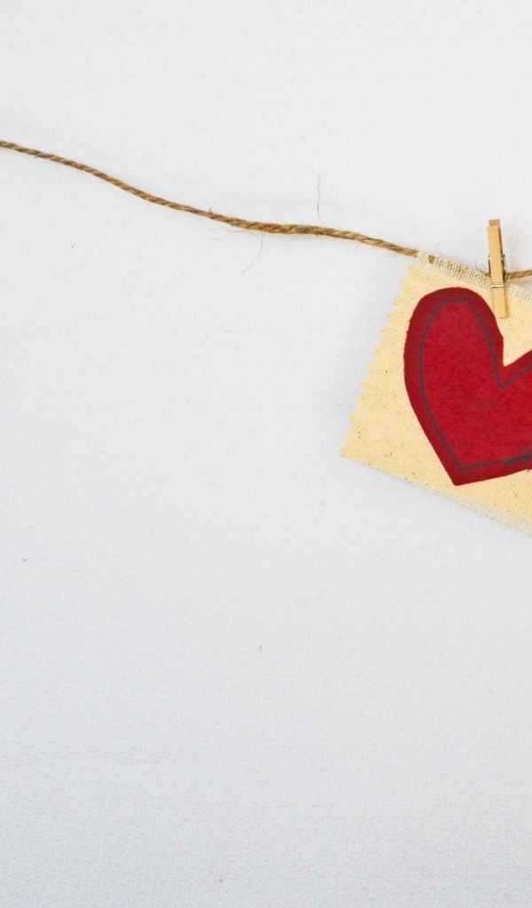 Сердце на кусочке бумаги на сером фоне