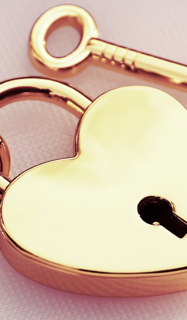 Замок в форме сердца с ключами