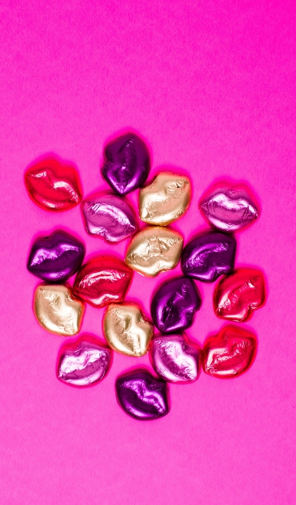 Много поцелуев на розовом фоне