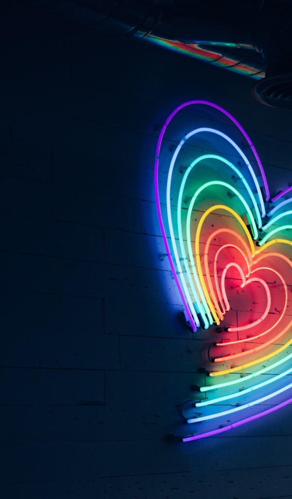 Неоновое сердце на серой стене