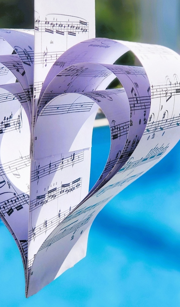 Бумажное сердце из нотной тетради