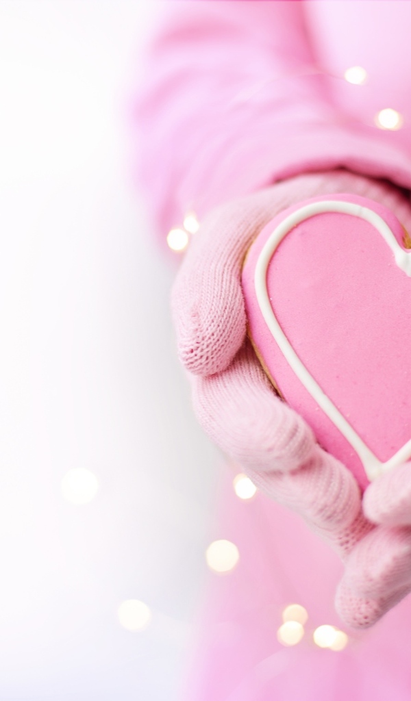 Розовое сладкое сердце в руках