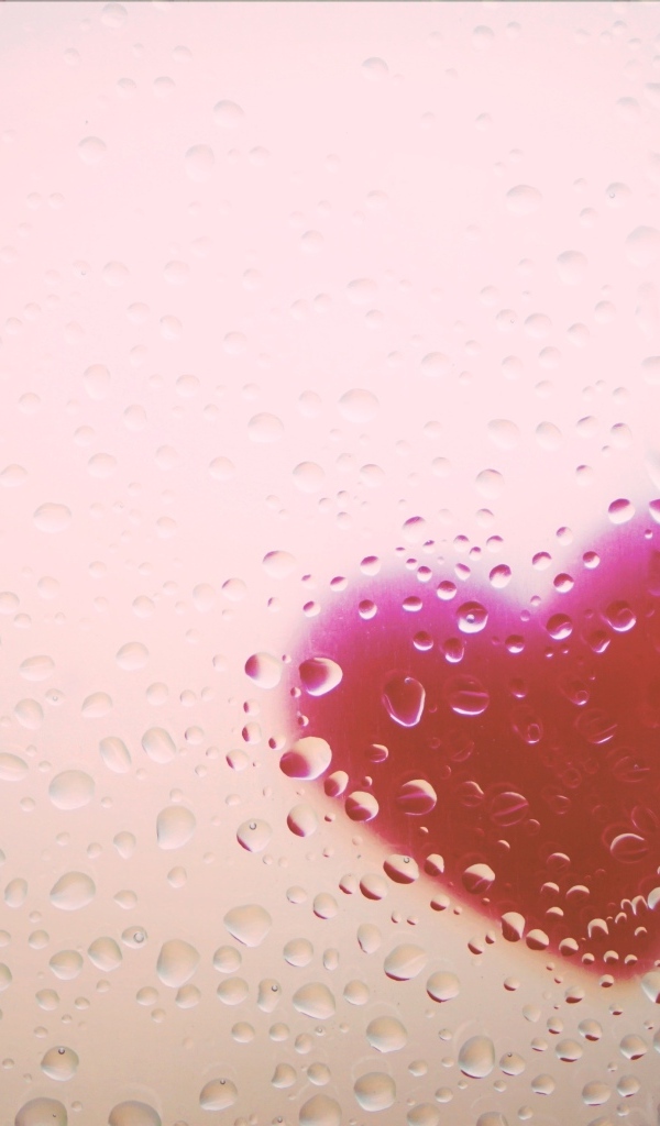 Красное сердце за мокрым стеклом