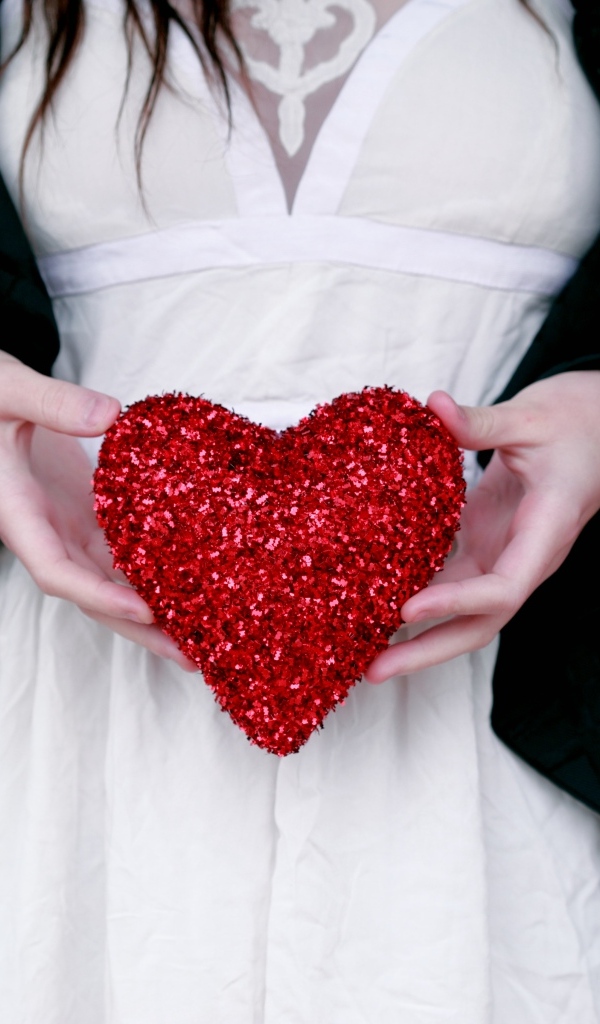 Красное сердце в руках у невесты