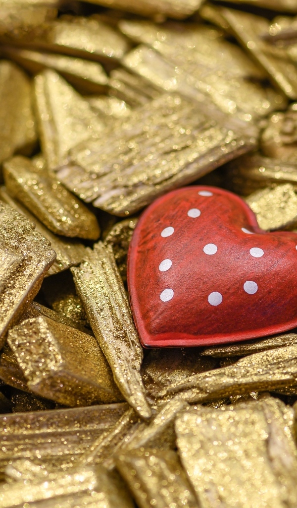 Красное сердечко на золотых щепках