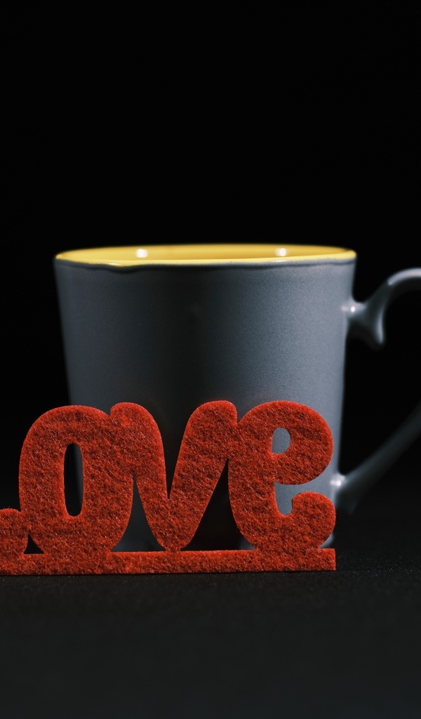 Красная надпись любовь с чашкой кофе