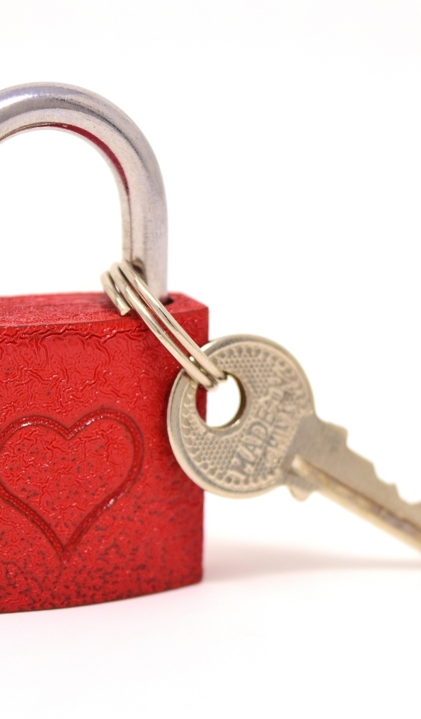 Красный замок с сердцем на белом фоне