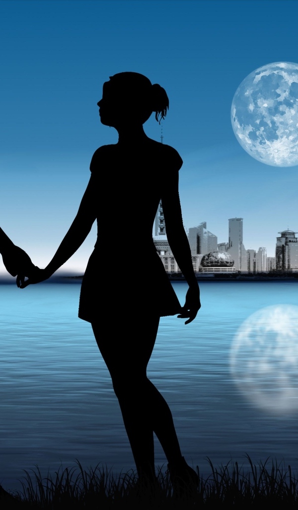 Силуэт влюбленной пары на фоне луны у озера