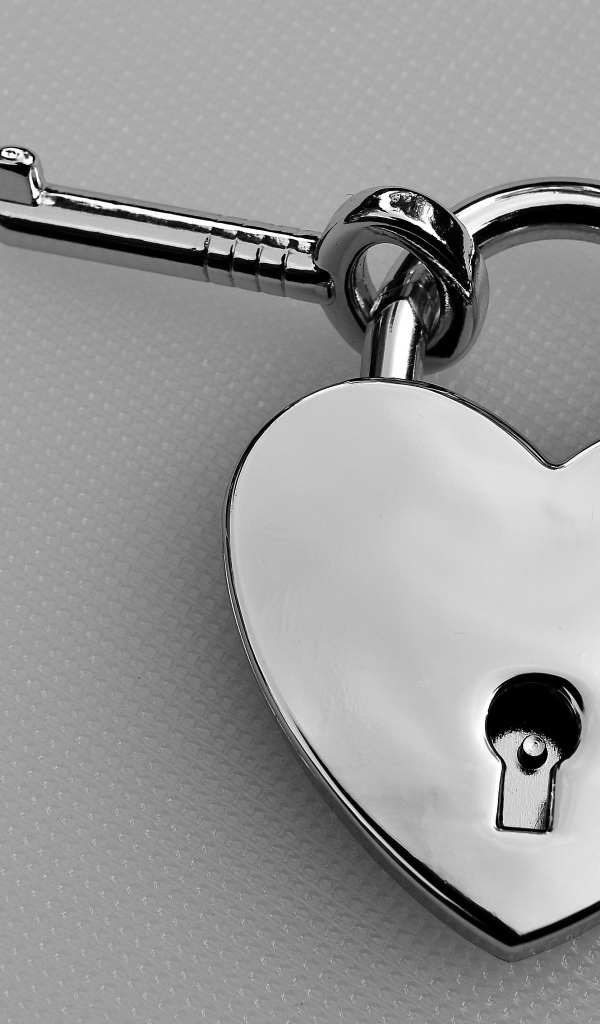 Серебряный замок в форме сердца с ключами
