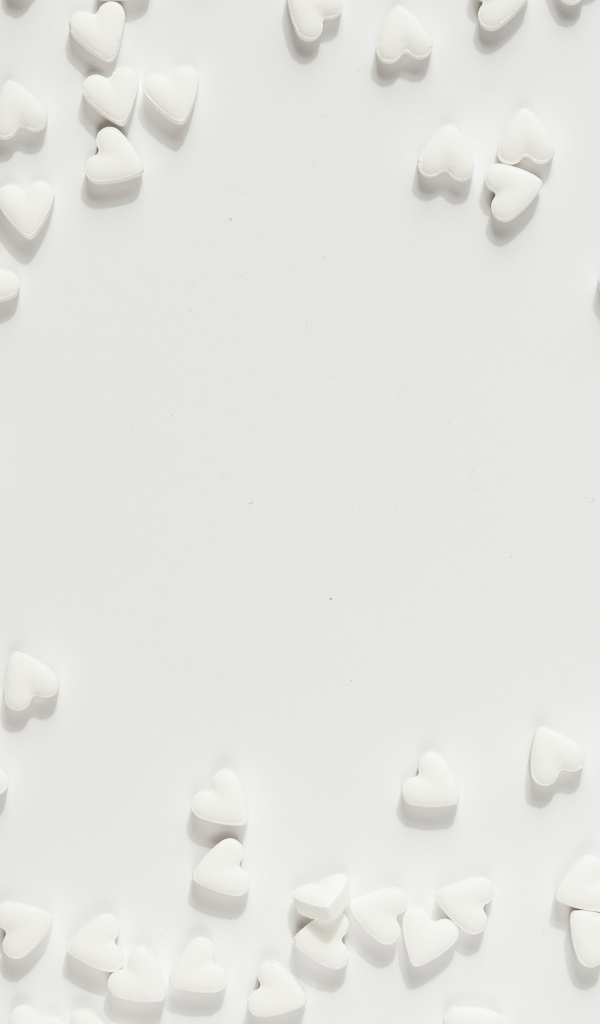 Маленькие белые сердечки на сером фоне