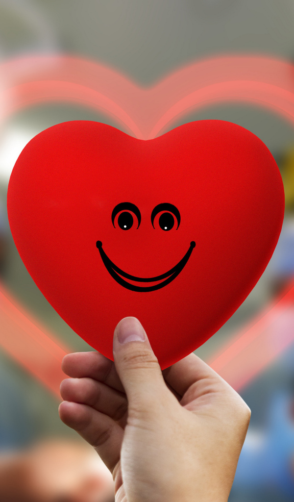 Улыбающееся сердечко в руке