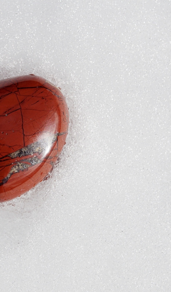 Каменное сердце на холодном белом снегу