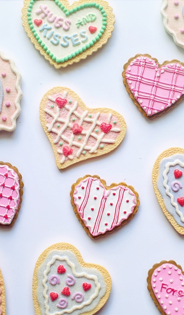 Сладкое печенье в форме сердца на белом столе