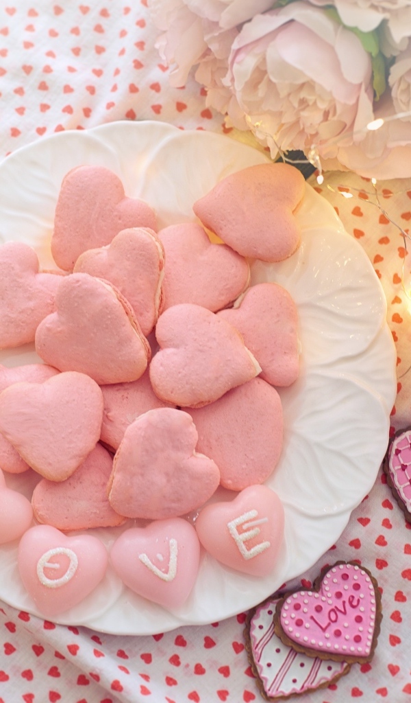 Сладкое розовое печенье в форме сердца для любимой