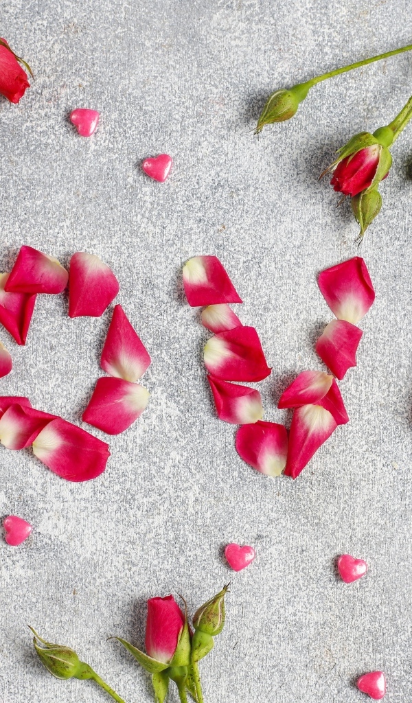 Надпись любовь из лепестков розы