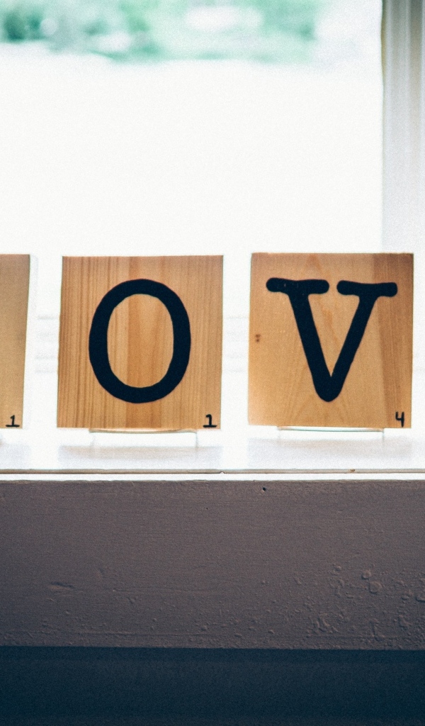 Надпись любовь на деревянных кубиках на окне