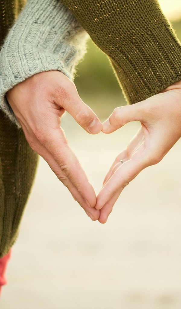 Ладони влюбленной пары сделали сердце