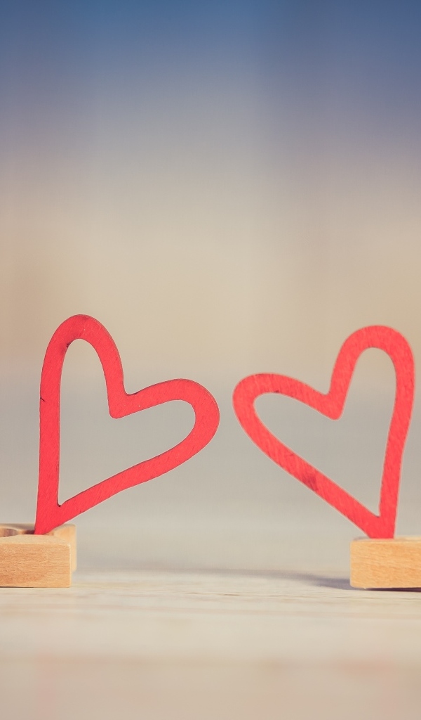 Две прищепки с красным сердцем