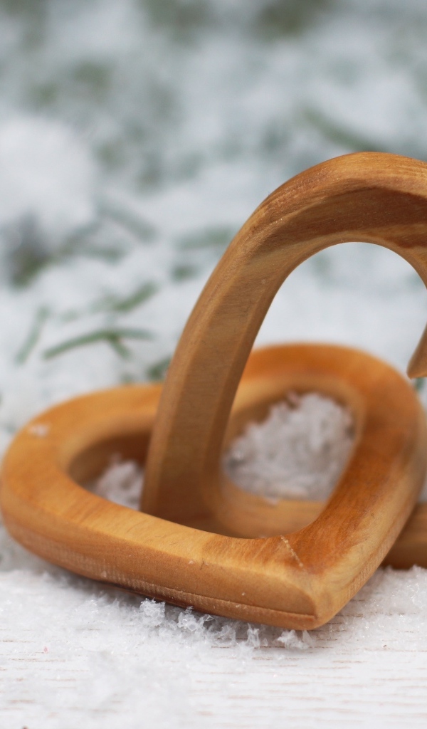 Два деревянных сердца на снегу