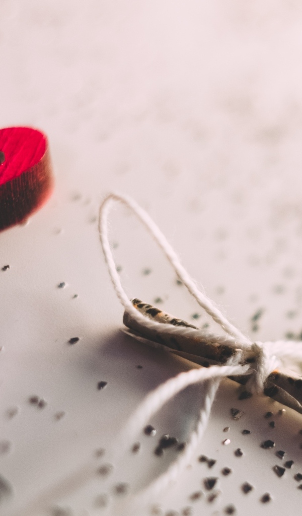 Два деревянных сердечка с запиской на столе