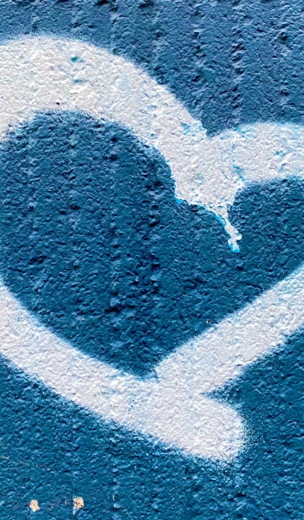 Белое сердце на синей стене