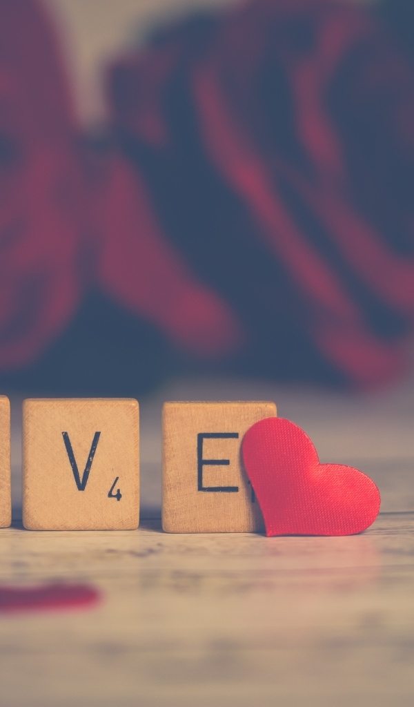 Деревянные кубики с надписью любовь с красным сердечком