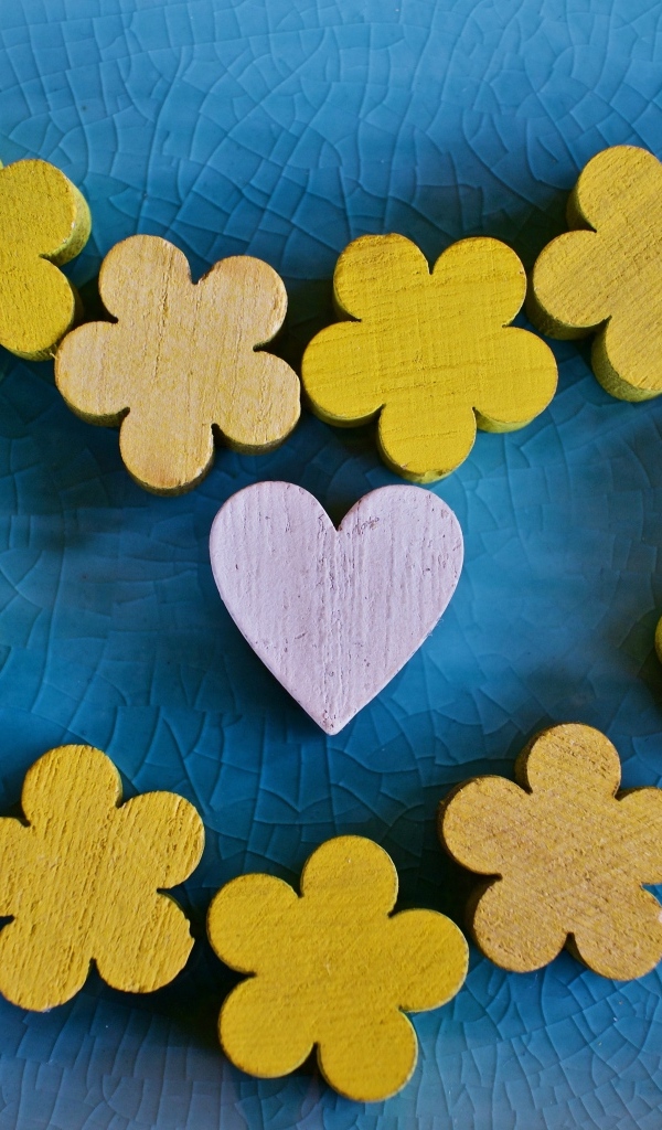 Деревянные цветы и сердечко на голубом фоне