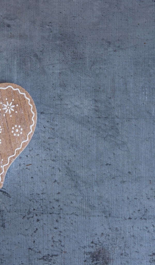 Деревянное сердце на нитке на сером фоне