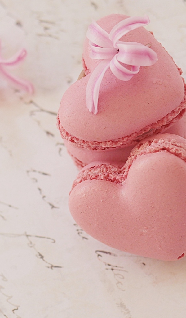 Розовый десерт макарун в форме сердца