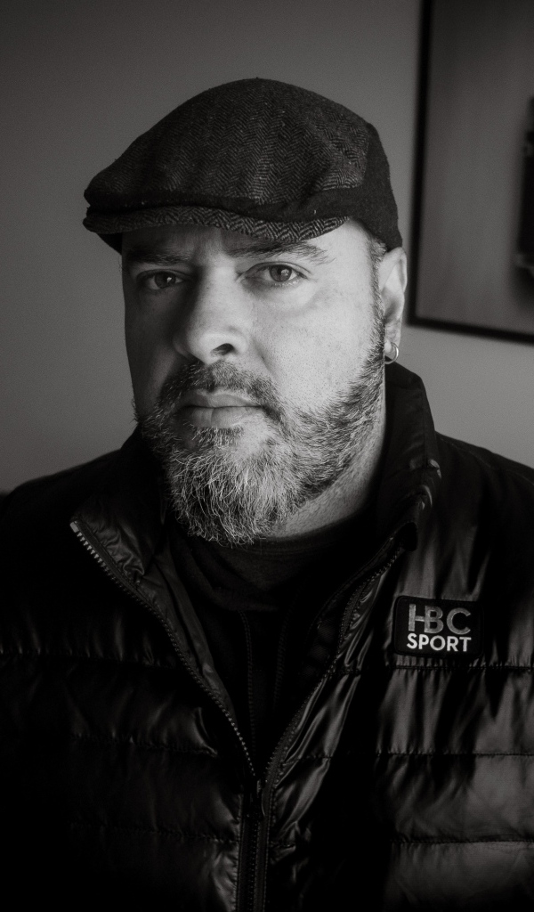 Бородатый мужчина в черной куртке