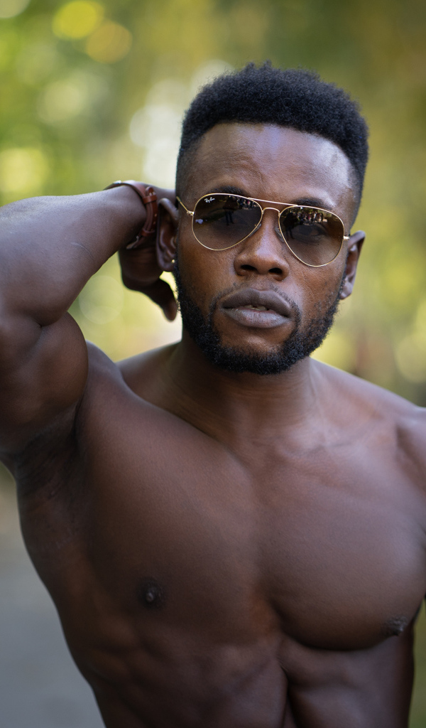 Накаченный сильный темнокожий мужчина