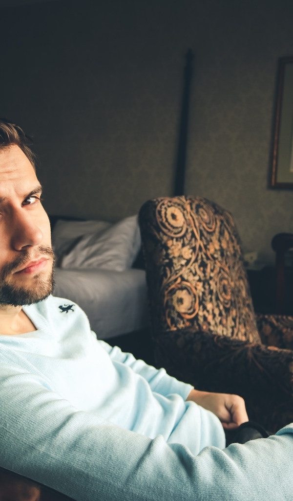 Деловой мужчина сидит в кресле 