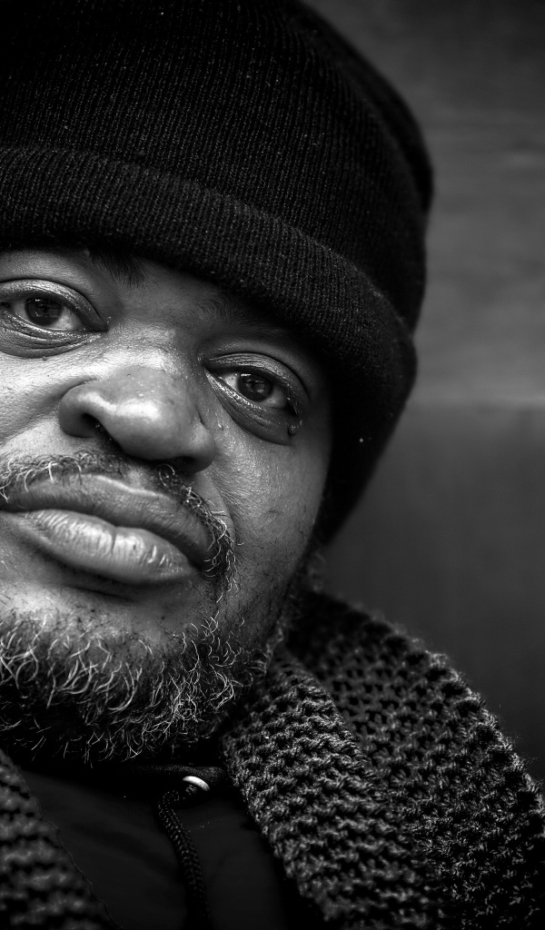Пожилой темнокожий мужчина в черной шапке