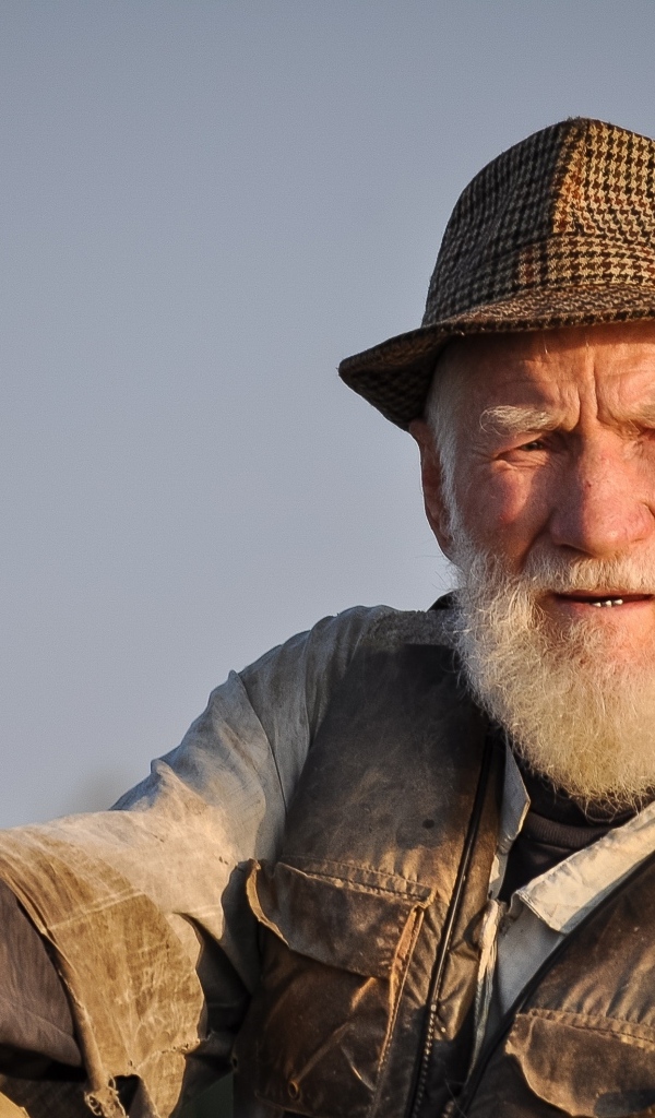 Пожилой мужчина рыбак 