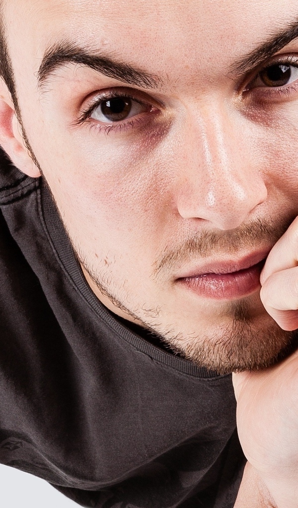 Красивый кареглазый мужчина в футболке