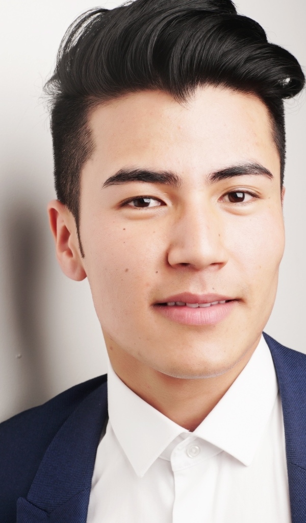 Красивый мужчина модель с прической