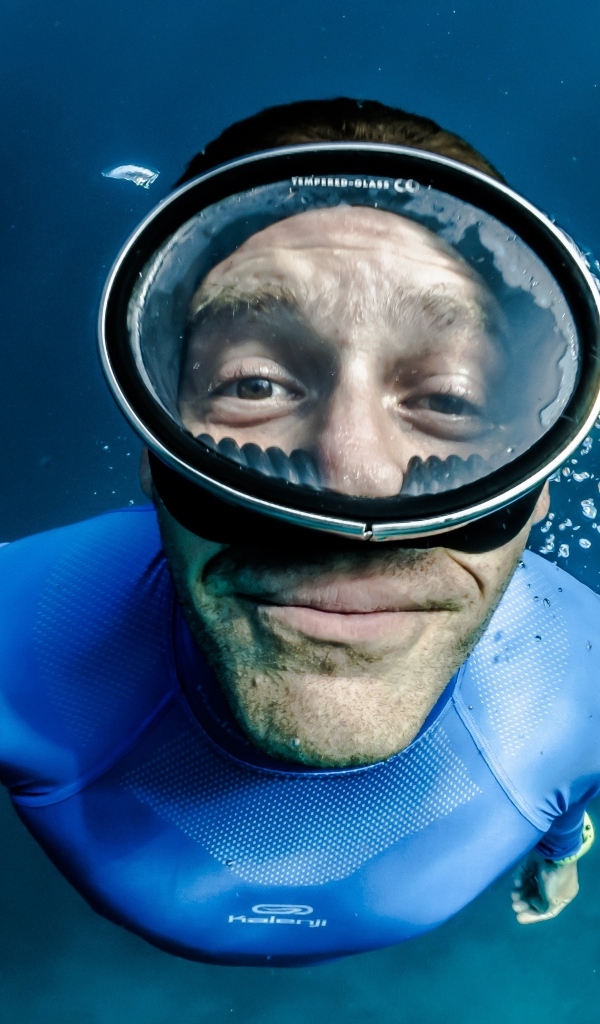 Мужчина водолаз в маске