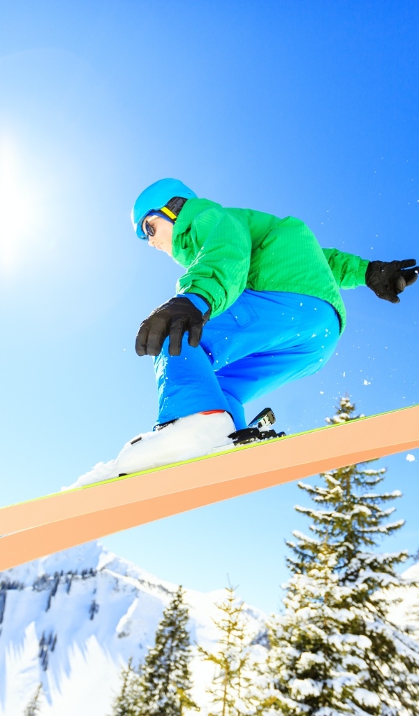 Мужчина сноубордист на заснеженном склоне