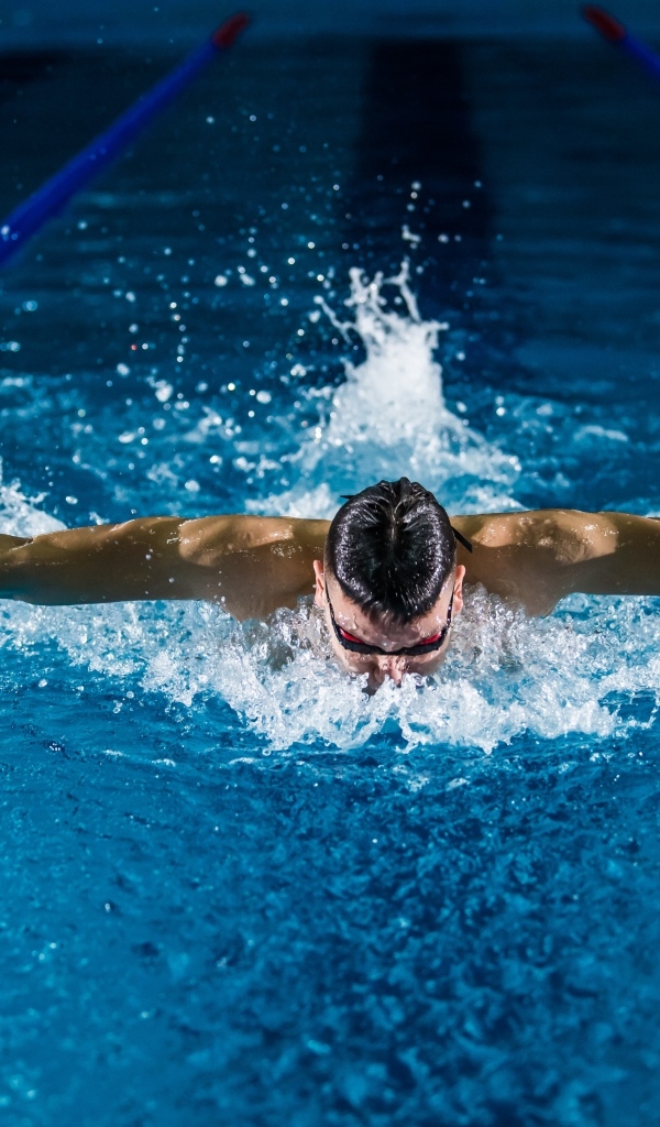 Мужчина пловец в бассейне