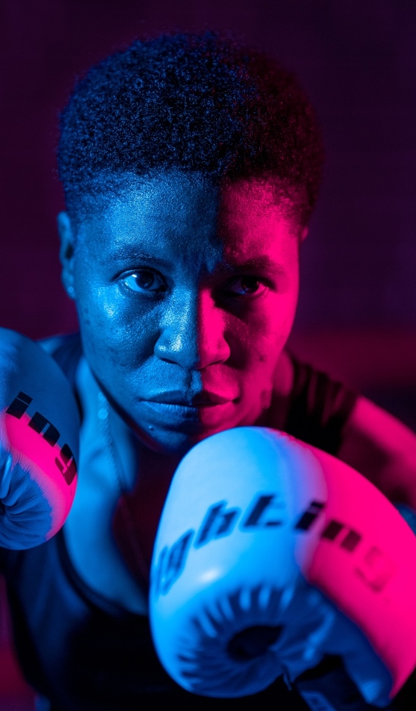 Мужчина в боксерских перчатках на черном фоне