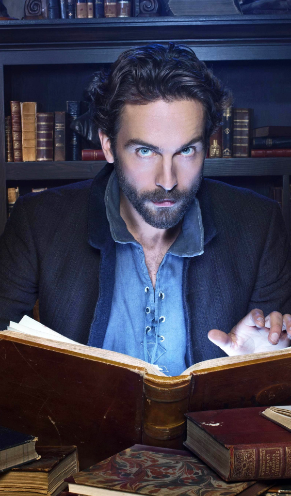 Мужчина с книгой в библиотеке