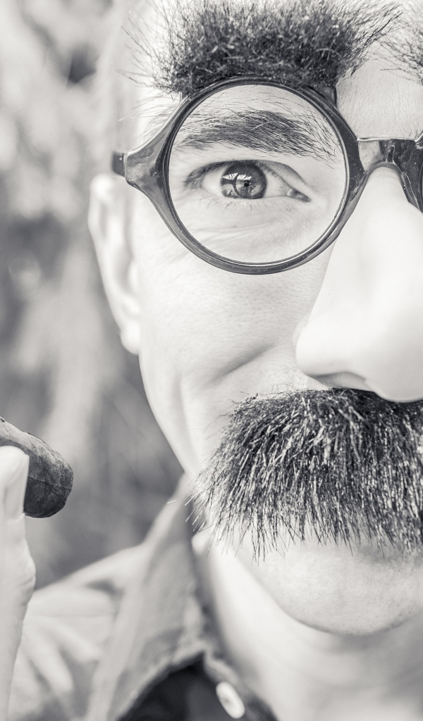 Мужчина в очках с сигарой в руке