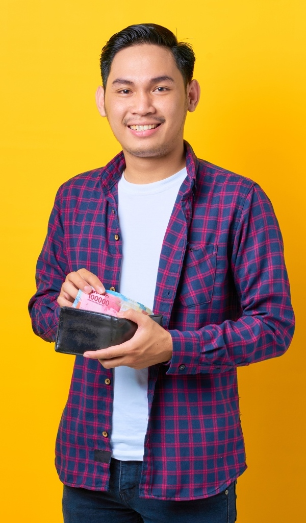 Улыбающийся мужчина с кошельком в руках