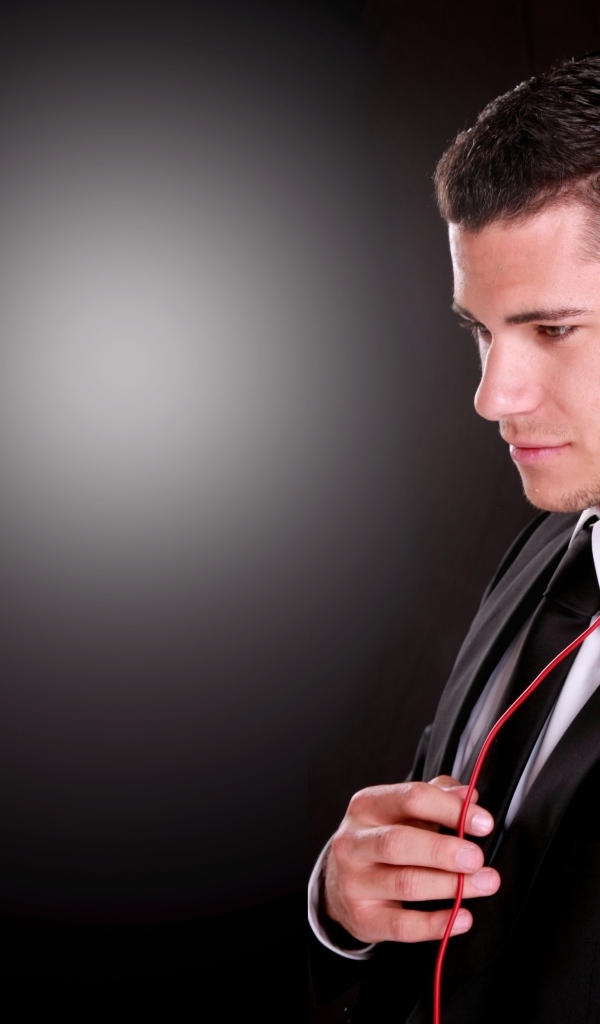 Стильный мужчина с наушниками на голове 