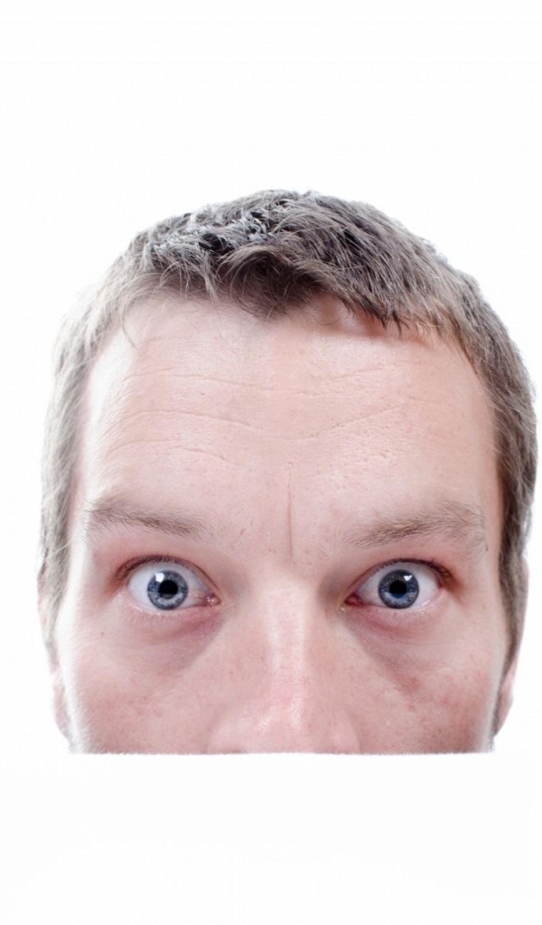 Удивленный взгляд мужчины на белом фоне