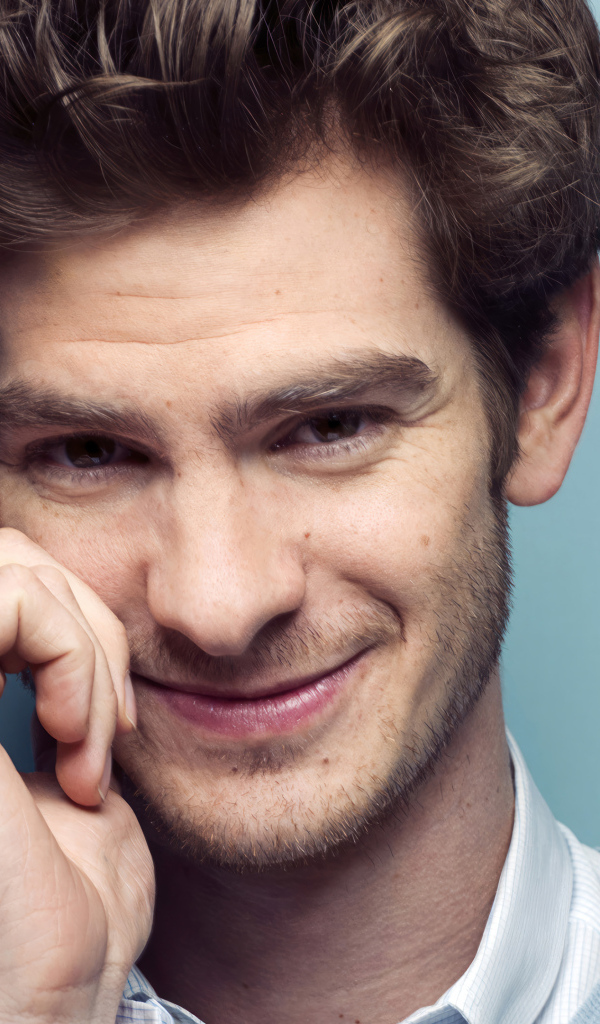 Актер Эндрю Гарфилд на сером фоне