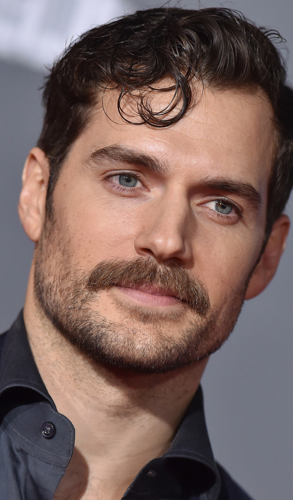 Актер Генри Кавилл с усами