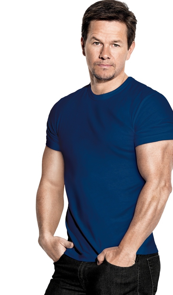 Актер Марк Уолберг в синей футболке на белом фоне